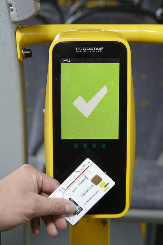 Als de MOBIB-kaart goed is gelezen, verschijnt een wit V-teken op een groene achtergrond. Foto: Stefaan Van Hul.