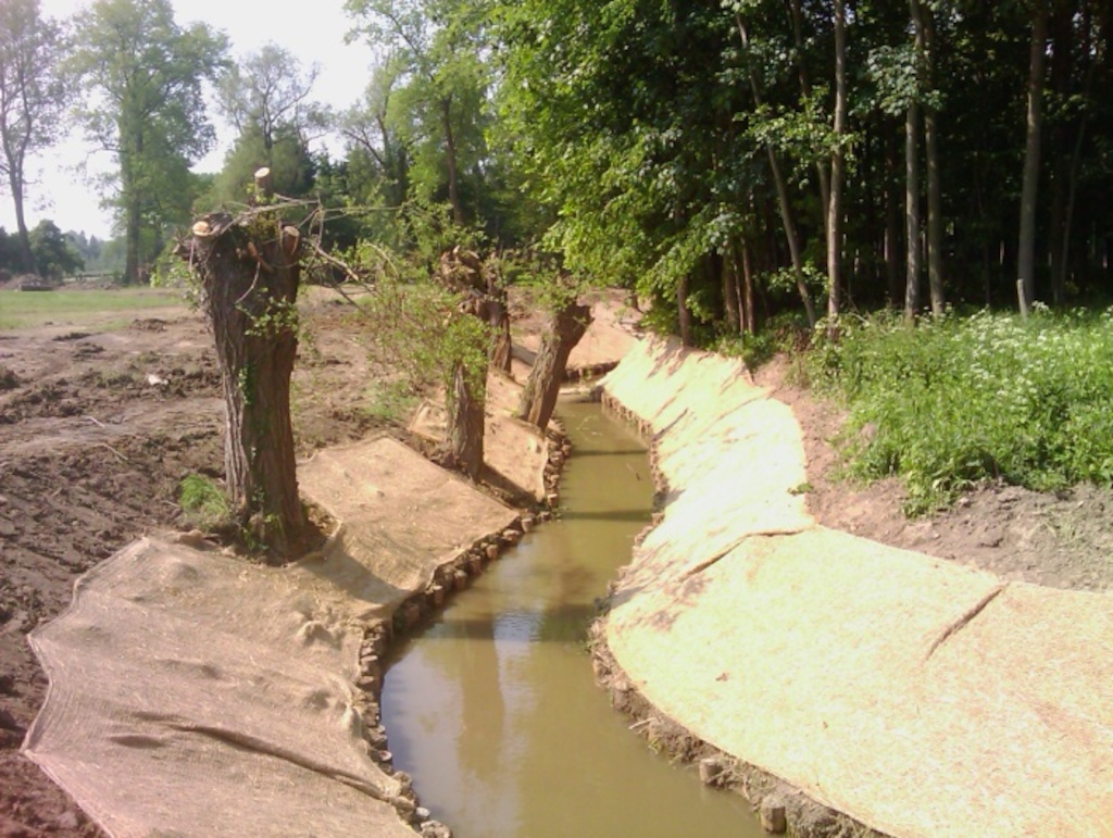 Wanneer de Provincie oevers van een waterloop herstelt, zoekt ze altijd de meest natuurlijke oplossing.
