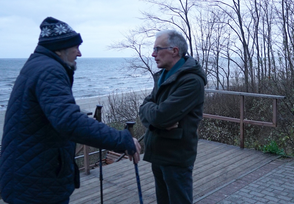 Check-point Rusland met Jan Balliauw in gesprek met een wandelaar aan de Baltische kust in Kaliningrad - (c) Eugene Rudnii