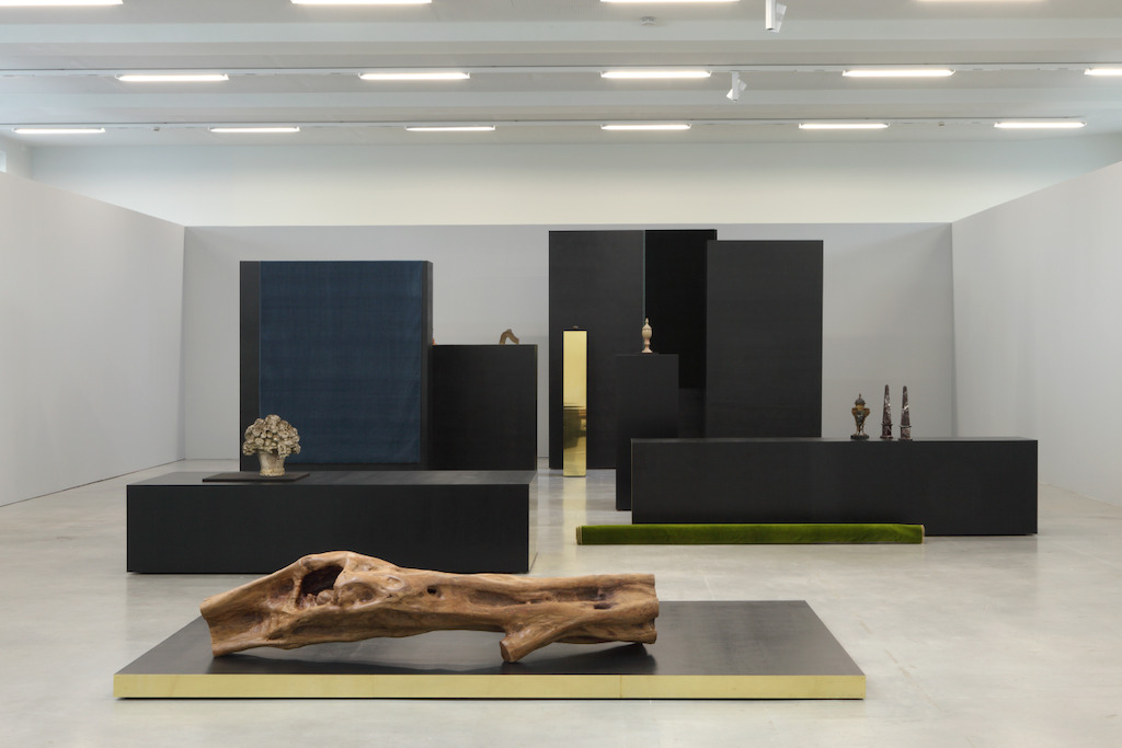 Isabelle Cornaro, Paysage avec poussin et témoins oculaires (version VI), 2014<br/>© de kunstenaar & M-Museum Leuven / Dirk Pauwels