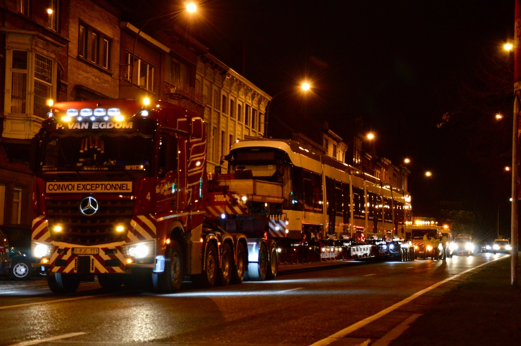 De levering van een nieuwe Albatrostram in Gent: een uitzonderlijk transport (60 meter lang, 80 tot 90 ton). Ter hoogte van Ter Platen. (1)