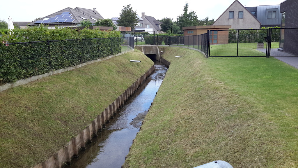 Langs een geklasseerde waterloop moet je als oeverbewoner een strook van 5 m vrijhouden zodat de waterbeheerder met een kraan kan passeren om onderhoudswerken uit te voeren.