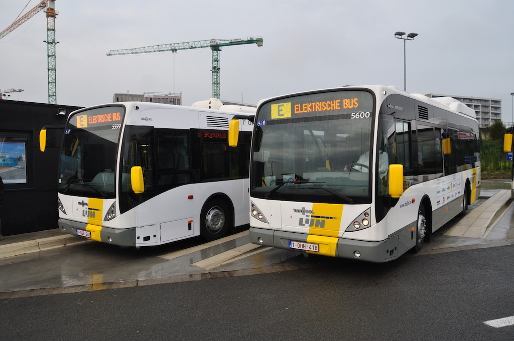 2 inductief geladen, volledig elektrische bussen op de stelplaats in Brugge.