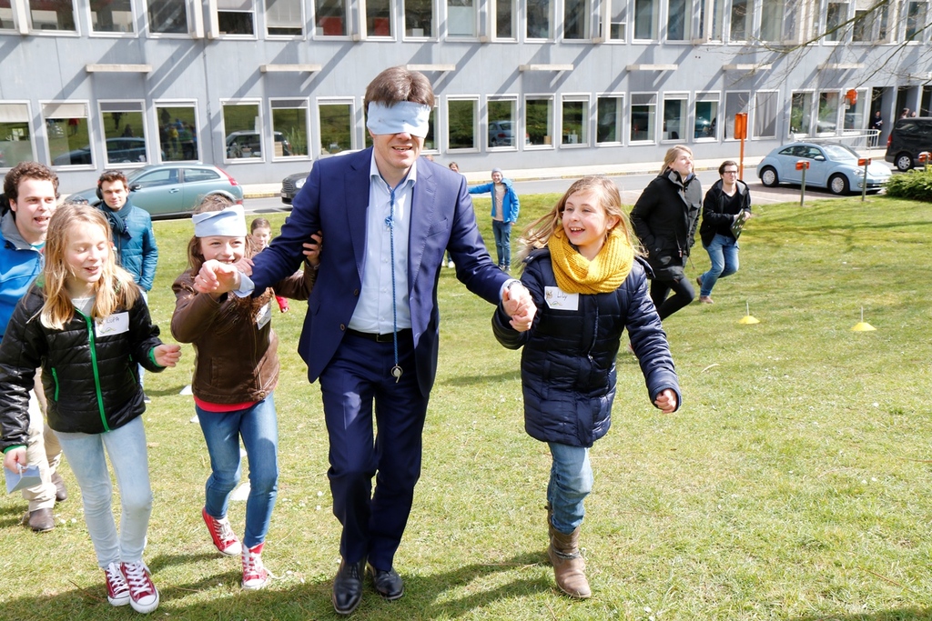 Minister Sven Gatz op de Buitenspeeldag van Ketnet - (c) VRT