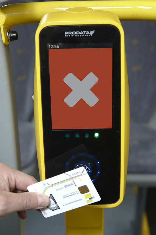 Als de MOBIB-kaart niet goed is gelezen, verschijnt een wit kruis op een rode achtergrond. Foto: Stefaan Van Hul.