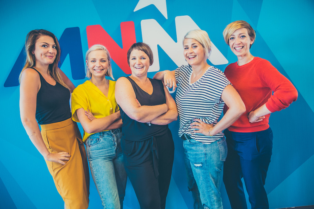 vlnr: Nasrien Cnops, Julie Van den Steen, Lieselot Ooms, Eva Daeleman en Sofie Lemaire - © VRT