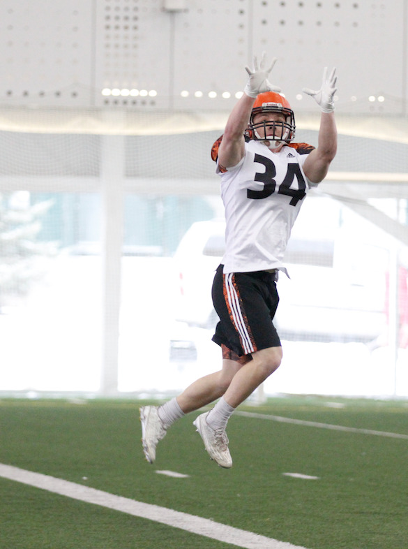 Brennan Van Nistelrooy making a play on the ball during Combine. CFL/Anthony Houle