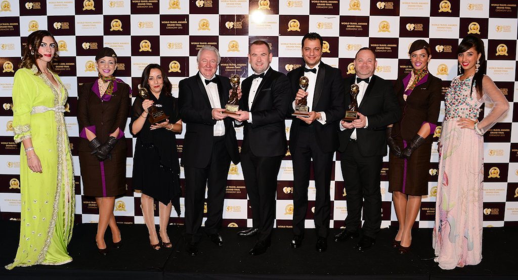Calum Laming, Vice President Guest Experience d'Etihad Airways (au centre, à droite), et les membres des Guest Experience et Morocco management teams, acceptent les prix remis par Graham Cooke, Président des World Travel Awards (quatrième en partant de la gauche)