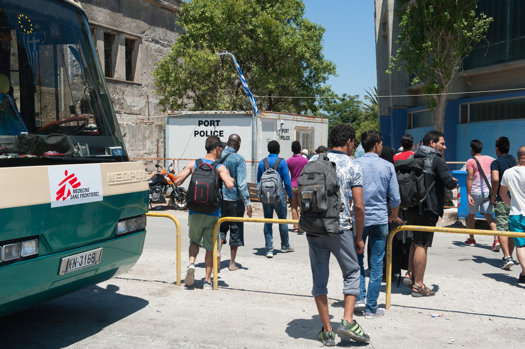 Een bus voert de migranten naar het registratiecentrum in Mitilini © Georgios Makkas