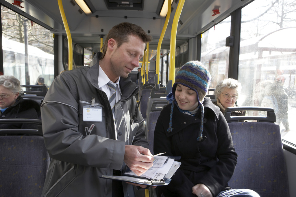 Een controleur van De Lijn controleert vervoerbewijzen. Foto: De Lijn.