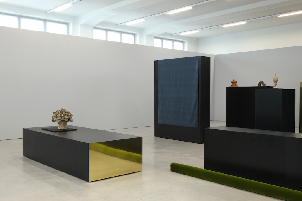 Isabelle Cornaro, Paysage avec poussin et témoins oculaires (version VI), 2014<br/>© de kunstenaar & M-Museum Leuven / Dirk Pauwels