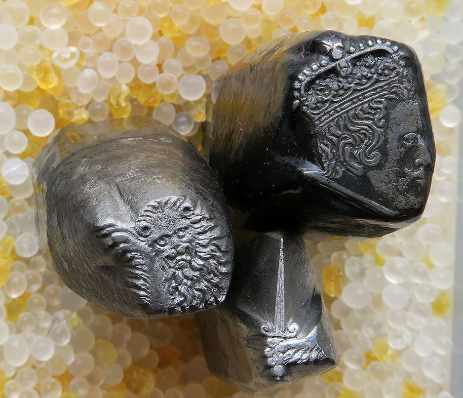 Leeuwenpoten en koningshoofden: ponsoenstempeltjes voor het vervaardigen van muntstempels uit de regeringsperiode van Filips IV (1621-1665).