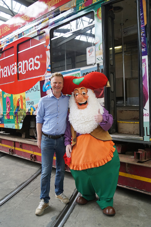 Steve Van den Kerkhof (CEO Plopsa Group) en kabouter Plop voor de nieuwe aanwinst. (Foto: Plopsa Group)
