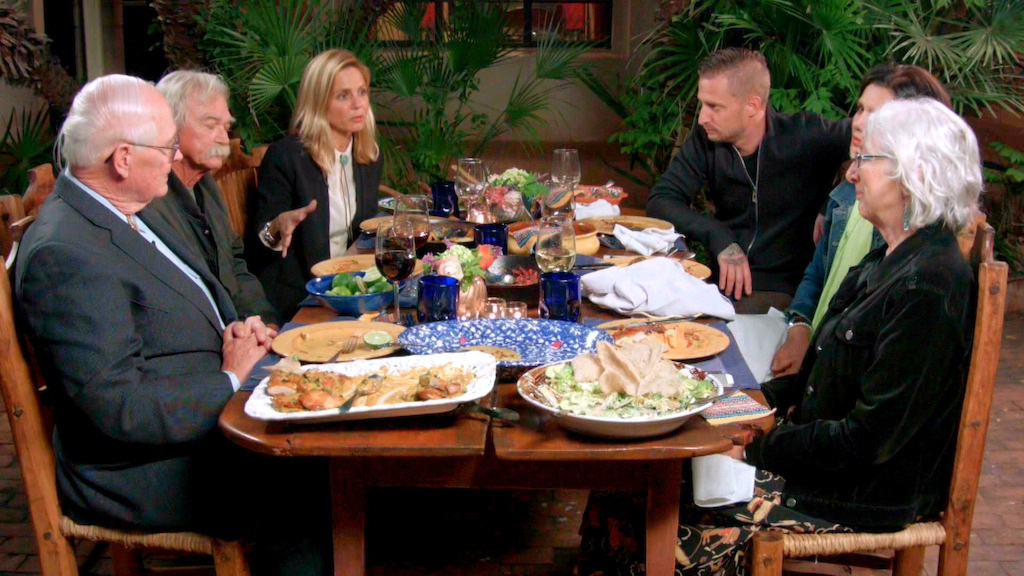 Marina van Zeller en Michael Voltaggio aan tafel aan de Amerikaans-Mexicaanse grens - (c) The Travel Channel