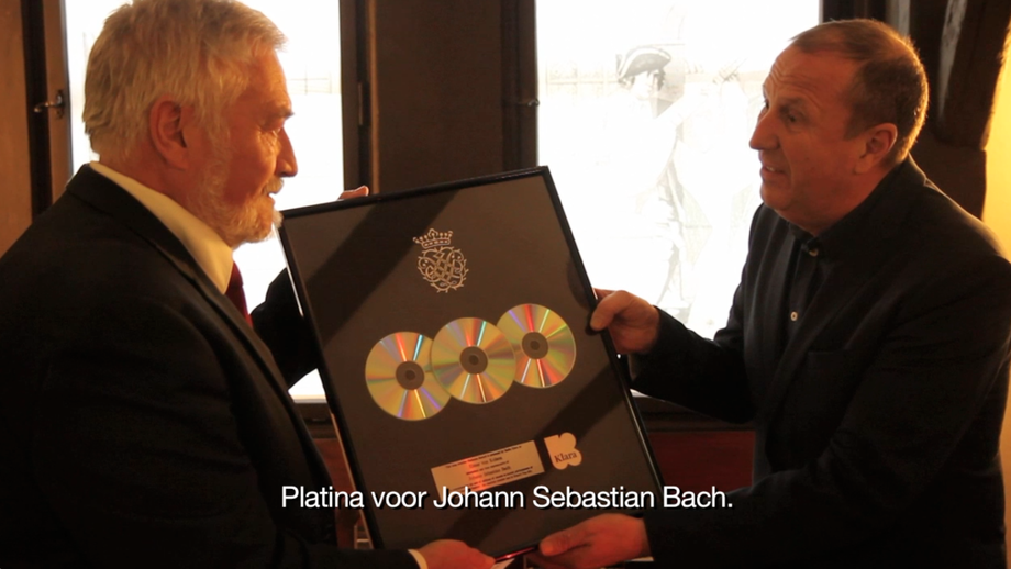 Klara délivre un disque de platine à Johann Sebastian Bach