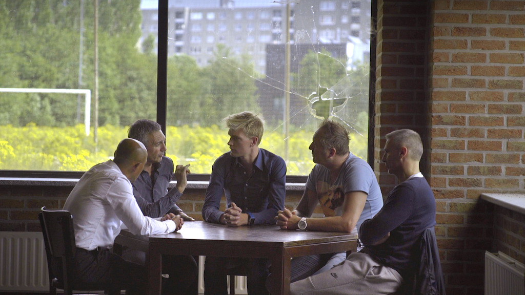 De kleedkamer - Germinal Ekeren 1996: Simon Tahamata, Eddy Snelders, Ruben Van Gucht, Mike Verstraeten, Gunther Hofmans - (c) Deklat Binnen