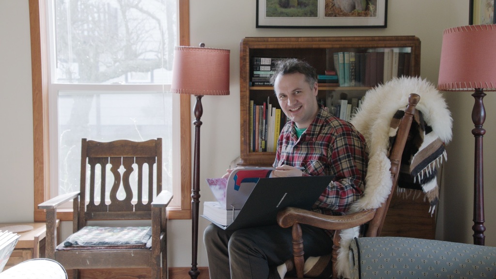 Phil Elverum (Mount Eerie) bladert door het Canvasconnectie-album - (c) VRT
