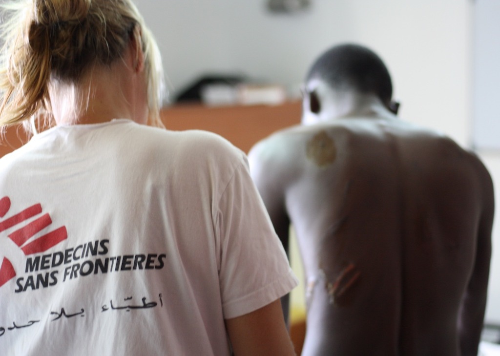 A bord de l’Aquarius, la doctoresse Erna Rijnierse soigne des blessures provenant d’actes de violence sur Anon, un jeune Nigérian. © Alva White