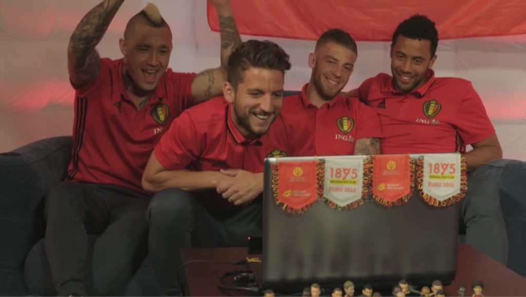 Rode Duivels Radja Nainggolan, Dries Mertens, Toby Alderweireld en Mousa Dembélé skypen met de scholen - (c) VRT