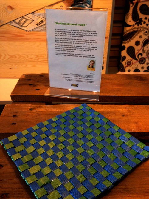 Placemats, geweven uit plastic strips van verpakkingsmateriaal