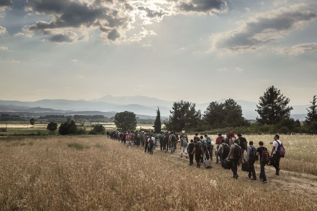 Un groupe d’environ 150 Syriens sont en route pour la frontière macédonienne avec l’espoir de pouvoir obtenir le statut de réfugié dans des pays comme l’Allemagne ou la Suède. La frontière entre la Grèce et la Macédoine est de plus en plus sous le contrôle de passeurs et est de moins en moins sûre chaque jour. Les migrants essaient donc de traverser la frontière en groupe pour pouvoir se défendre de toute exaction.
