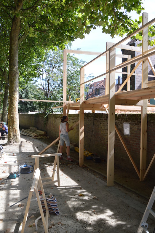 Opbouw sculptuur 'Boven de Muur' van Adrien Tirtiaux | Foto (c) Veerle Ausloos