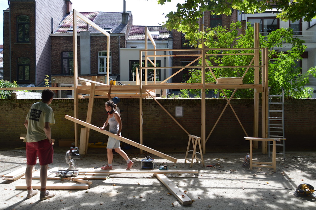 Opbouw sculptuur 'Boven de Muur' van Adrien Tirtiaux | Foto (c) Veerle Ausloos