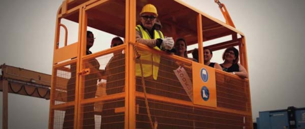 Marcel test een liftkabel (c) VRT