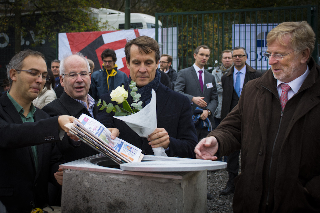 Geste inaugural de la pose de première pierre