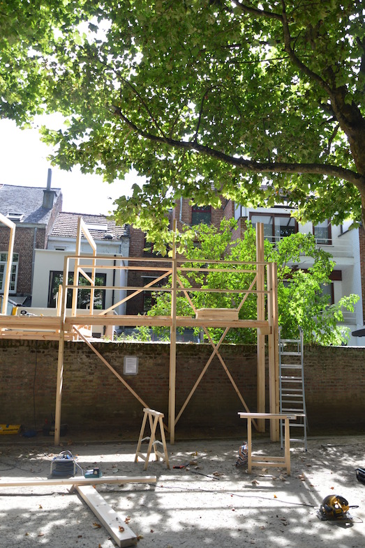 Opbouw sculptuur 'Boven de Muur' van Adrien Tirtiaux | Foto (c) Veerle Ausloos