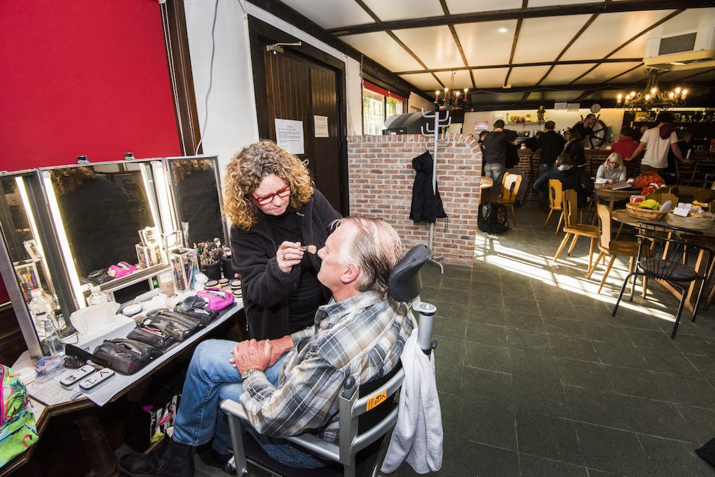 Pol Goossen: klaar voor een laagje make-up (c) Alex Vanhee/ VRT
