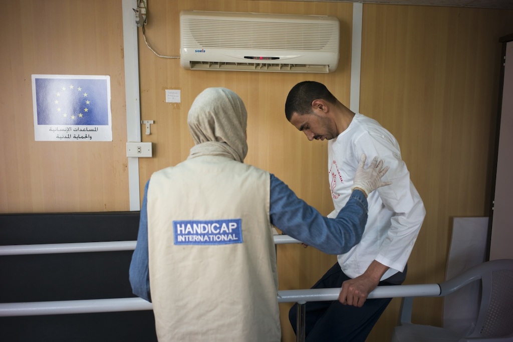 Revalidatiesessie in Syrië © C. Fohlen/ handicap International
