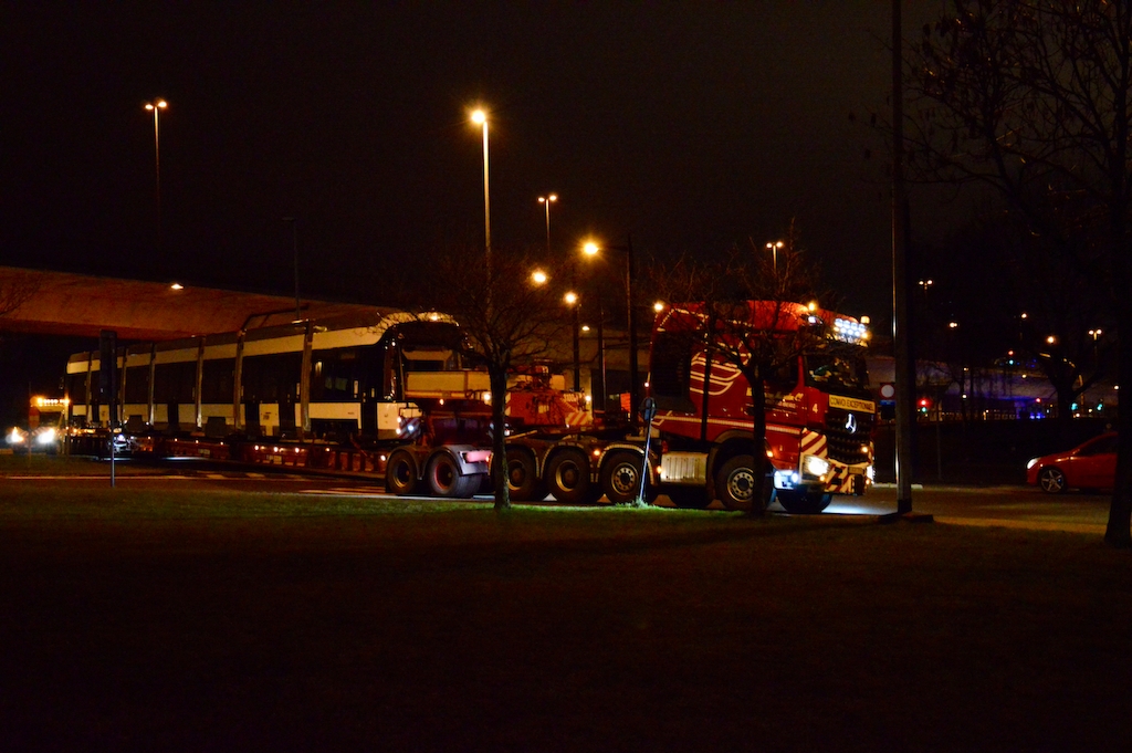De levering van een nieuwe Albatrostram in Gent: een uitzonderlijk transport (60 meter lang, 80 tot 90 ton). Ter hoogte van Ledeberg.