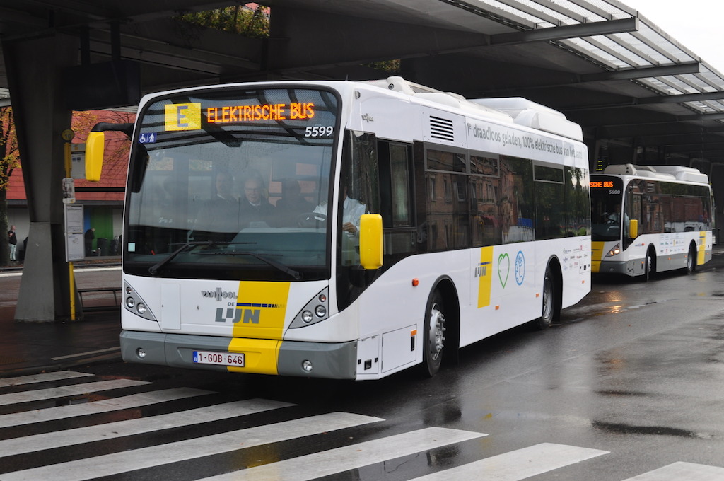 Een inductief geladen, volledig elektrische bus aan 't Zand in Brugge.