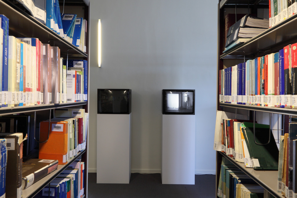 Installatiezicht 'Entre nous quelque chose se passe...' in de Bibliotheek Faculteit Rechtsgeleerdheid KU Leuven. <br/>Kunstenaar en werk: Lili Dujourie, links: Spiegel (1976), rechts: Effen spiegel van een stille stroom (1976)<br/>Foto © Dirk Pauwels