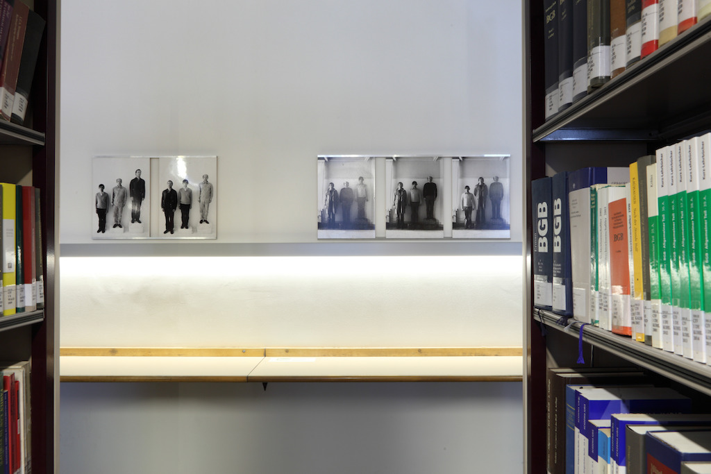 Installatiezicht 'Entre nous quelque chose se passe...' in de Bibliotheek Faculteit Rechtsgeleerdheid KU Leuven. <br/>Kunstenaar en werk: Guy Mees, Portretten (1970)<br/>Foto © Dirk Pauwels