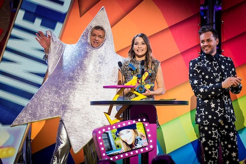 Gala van de Gouden K's 2014 - Frank Deboosere en Peter Van de Veire reiken de Gouden K uit aan de Vrouwelijk TV-ster van het jaar: Tinne Oltmans (Mila uit Ghost Rockers) - (c) VRT-Frederik Beyens