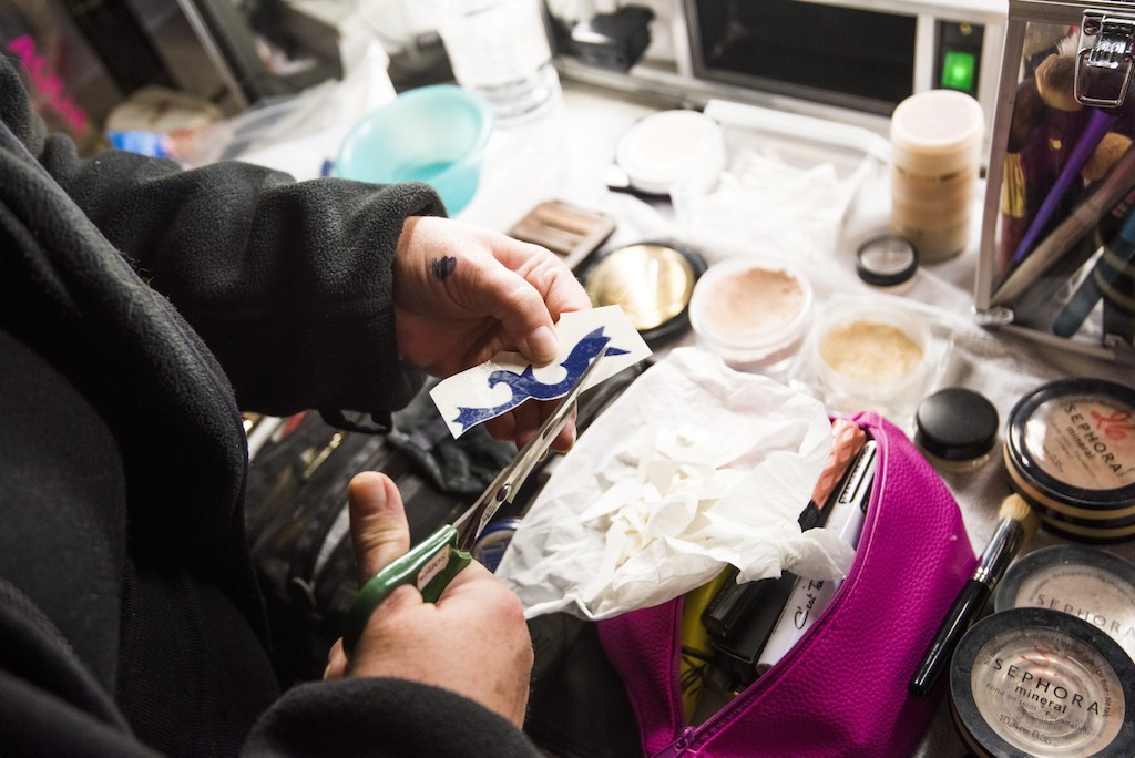 Daan Hugaert krijgt zijn tattoo opgekleefd (c) Alex Vanhee/ VRT