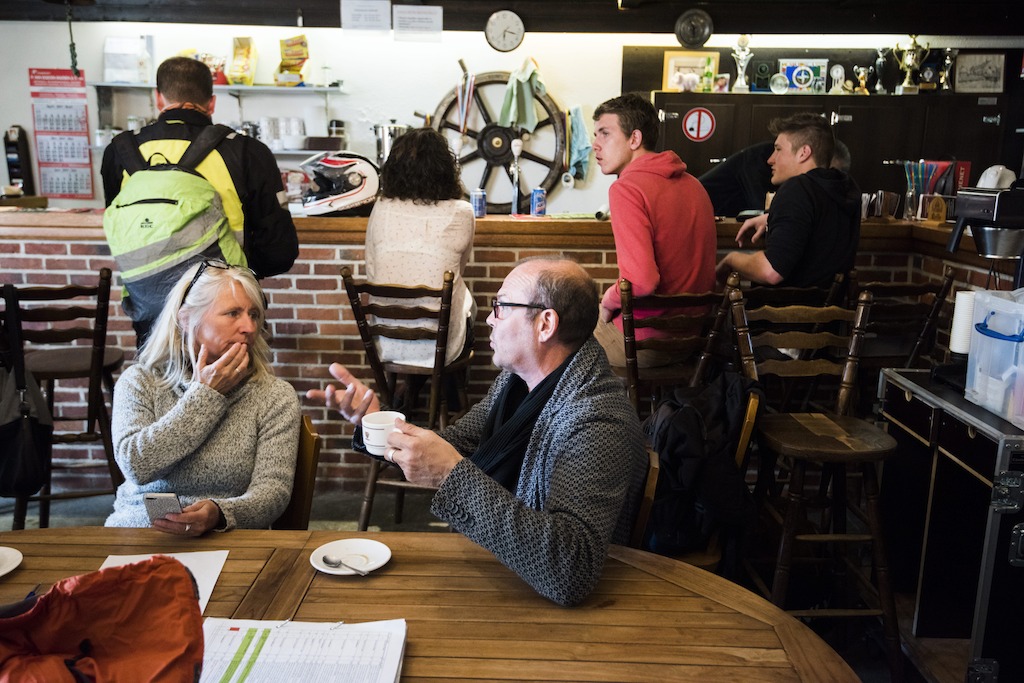 Regie-assistente Ann Ricour in gesprek met Bart Van Avermaet (c) Alex Vanhee/ VRT