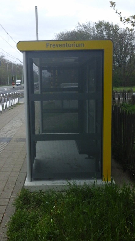 De stalen wanden van het vandalismebestendig schuilhuisje zijn doorzichtig dankzij perforaties van 4 cm. (Foto: De Lijn)