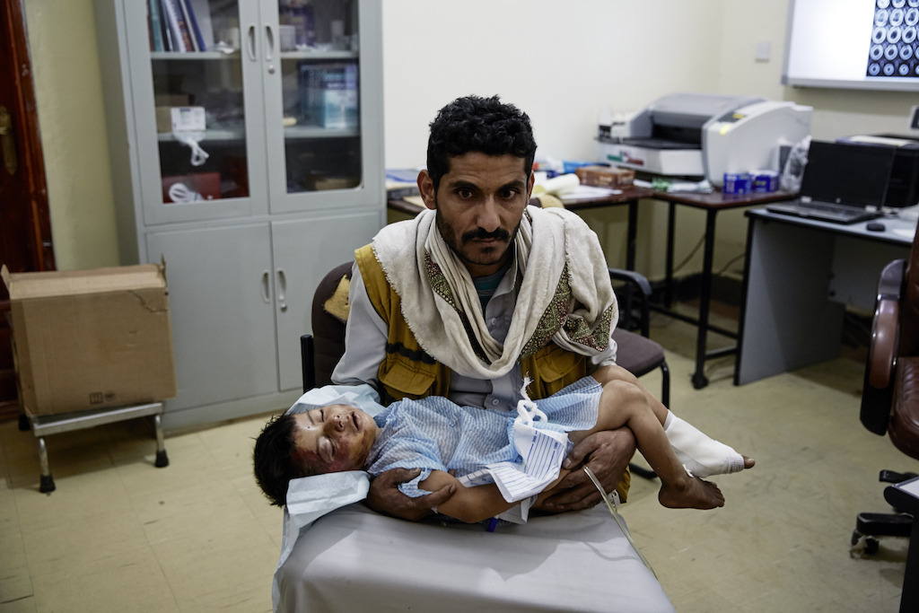 © Sebastiano Tomada/Getty Reportage<br/>Un père emporte son enfant blessé vers un hôpital de Médecins Sans Frontières à Sa’ada au Yémen. La guerre au Yémen fait rage et il y a énormément de victimes civiles.