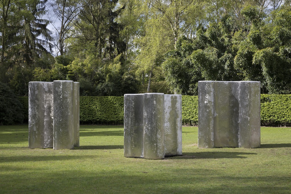 Richard Deacon, (v;l.n.r.) Covert Custom, 2016 / Lower Custom, 2016 / Hidden Custom, 2016 - Copyright and courtesy of the artist - Foto: Werner J. Hannappel