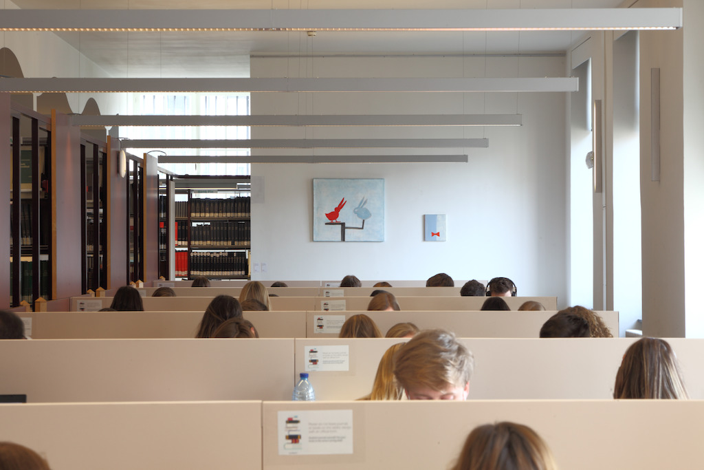 Installatiezicht 'Entre nous quelque chose se passe...' in de Bibliotheek Faculteit Rechtsgeleerdheid KU Leuven. <br/>Kunstenaar en werk: Walter Swennen, links: Konijn et Canard (2001), rechts: Noeud Papillon (1999)<br/>Foto © Dirk Pauwels