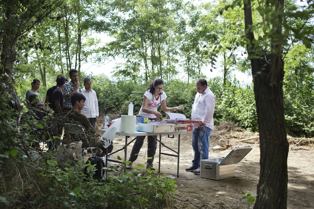 Idomeni. Grèce. La doctoresse Danielle de MSF et le traducteur Shahraiar mettent sur pied une clinique mobile à proximité de la frontière entre la Grèce et la Macédoine.