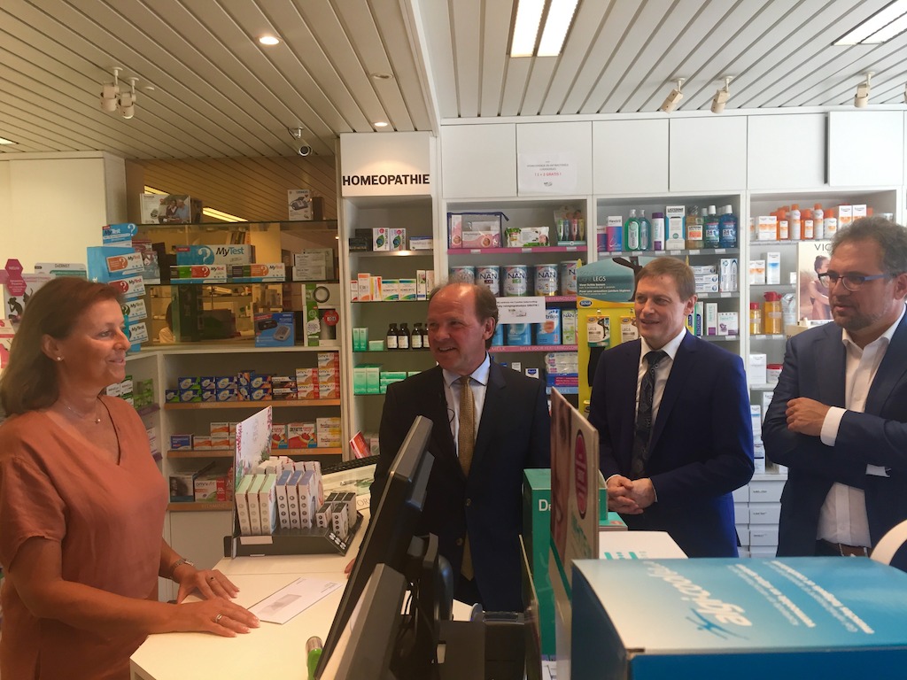Minister Muyters op bezoek bij apotheker die in aanmerking komt voor de hinderpremie