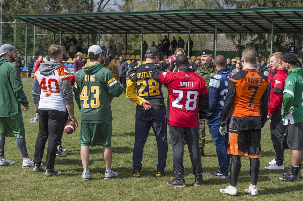 Des joueurs de la LCF rencontrent des militaires déployés dans le cadre de l'opération UNIFIER à Starychi, en Ukraine. Photo : CplC Mathieu Gaudreault, Caméra de combat des Forces canadiennes