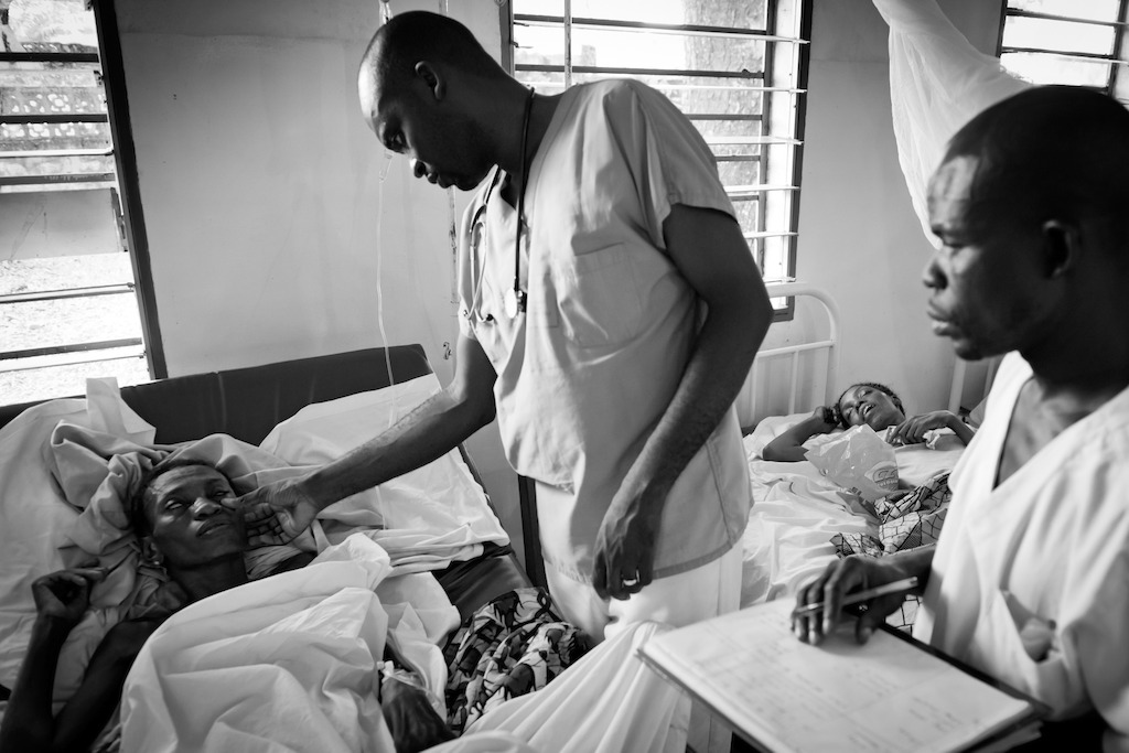 Kinshasa, DRC: At the Centre Hospitalier de Kabinda (CHK) in Kinshasa, MSF has observed an excessively high number of patients arriving with serious complications resulting from lack of treatment. The number of HIV-positive people in DRC is currently estimated at more than one million, 350,000 of whom could benefit from ARV treatment. However, only 44,000 are receiving treatment at this time. This represents a 15 percent ARV coverage rate, one of the lowest in the world (of all African countries, only Somalia and Sudan have similar rates). Credit: Mario Travaini