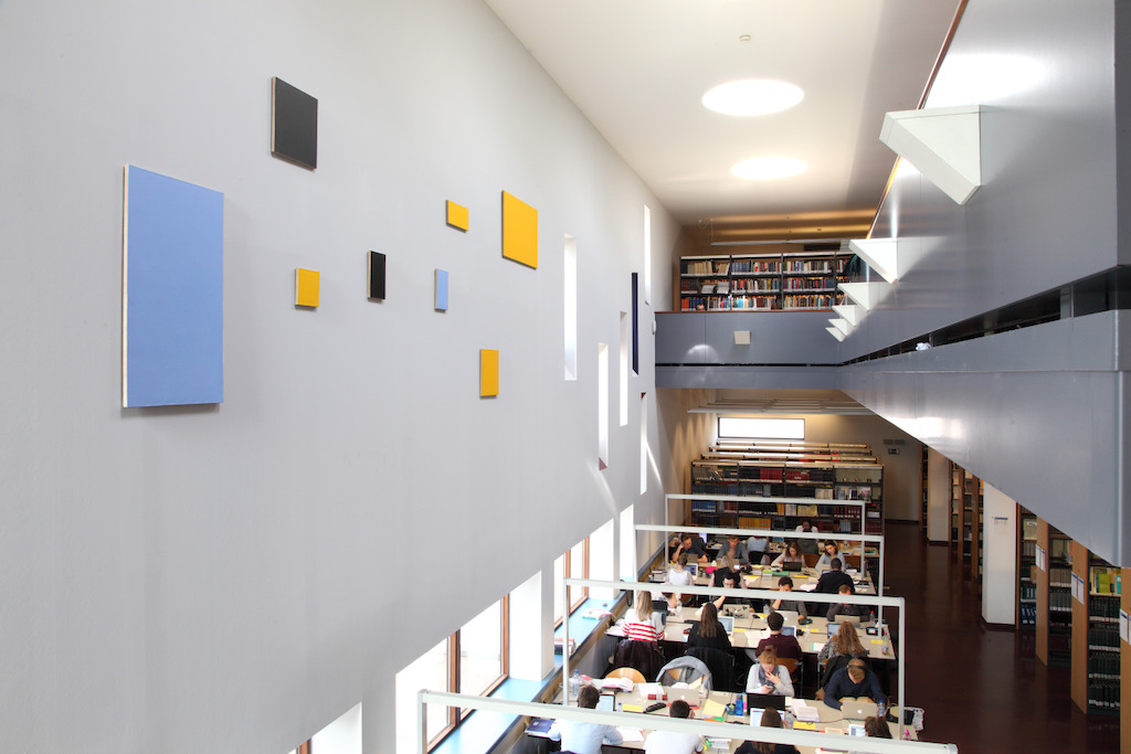 Installatiezicht 'Entre nous quelque chose se passe...' in de Bibliotheek Faculteit Rechtsgeleerdheid KU Leuven. <br/>Kunstenaar en werk: Phillipe Van Snick, Symmetrische en asymmetrische reeks (Geel) (1987-1988)<br/>Foto © Dirk Pauwels
