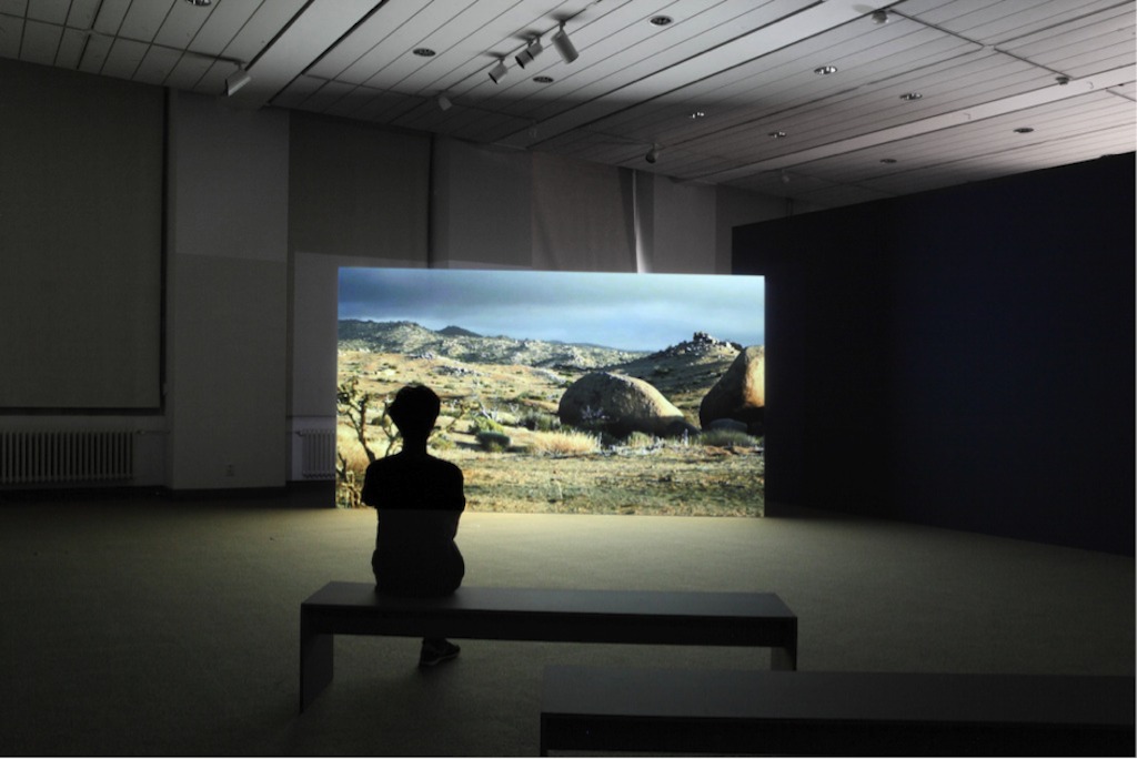 Tracing the Future. Medium Earth (film still) 2013 by The Otolith Group. Courtesy and copyright the artists. Installatie Universiteitsbibliotheek KU Leuven - Tracing The Future. Photo (c) Dirk Pauwels