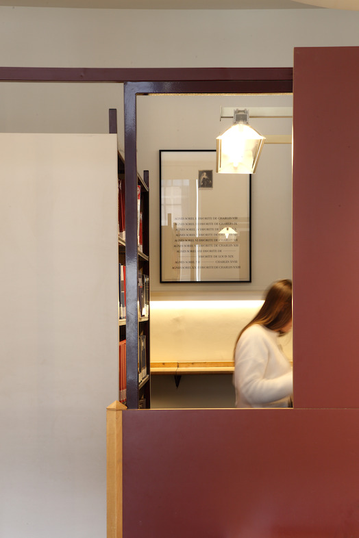 Installatiezicht 'Entre nous quelque chose se passe...' in de Bibliotheek Faculteit Rechtsgeleerdheid KU Leuven. <br/>Kunstenaar en werk: Jan Vercruysse, Agnès Sorel ou les Avant-Gardes (1990)<br/>Foto © Dirk Pauwels